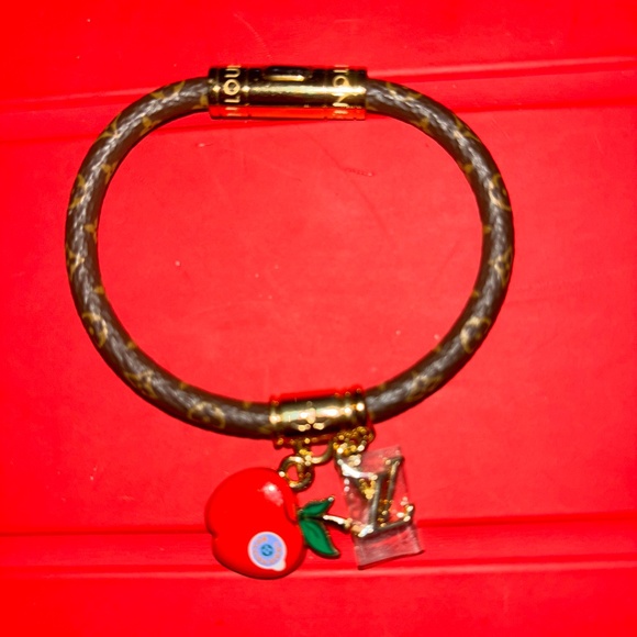 Louis Vuitton 57th Street NYC LV Apple Bracelet - Picture 1 of 7